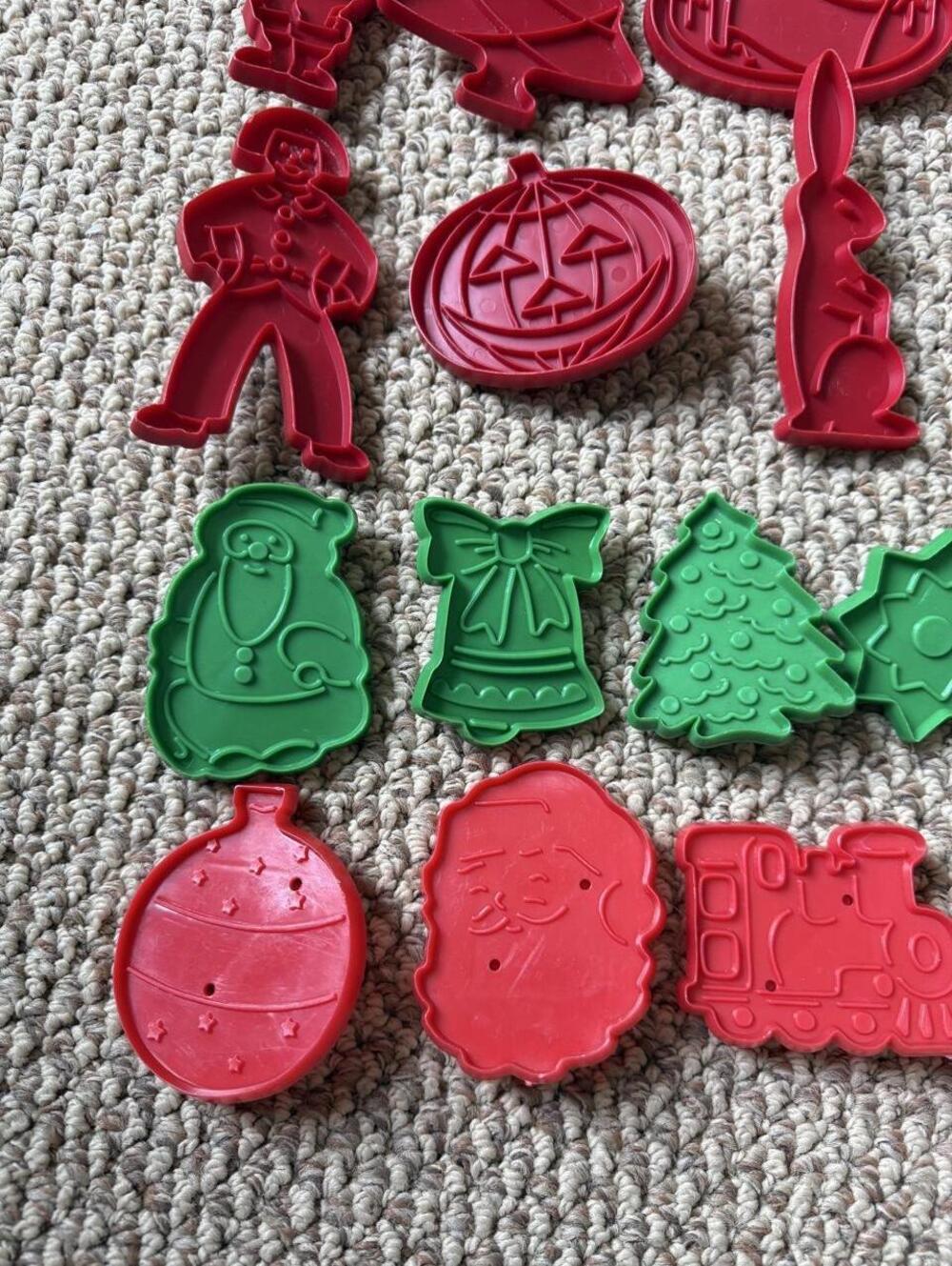 Vintage Christmas cookie cutters with red and green holiday shapes - Picture 2 of 6